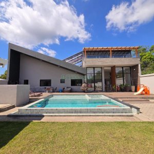 Casa com 330m², 4 dormitórios, 6 vagas, no bairro Monte Bérico em Caxias do Sul para Alugar ou Comprar