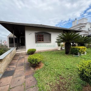 Casa com 250m², 3 dormitórios, 2 vagas, no bairro Cinqüentenário em Caxias do Sul para Alugar