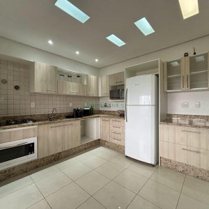Casa com 250m², 3 dormitórios, 2 vagas, no bairro Cinqüentenário em Caxias do Sul para Alugar