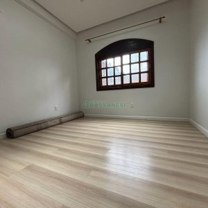 Casa com 250m², 3 dormitórios, 2 vagas, no bairro Cinqüentenário em Caxias do Sul para Alugar