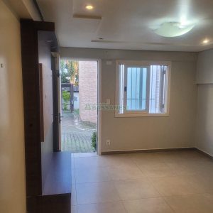 Sobrado com 104m², 3 dormitórios, 2 vagas, no bairro Santa Lúcia em Caxias do Sul para Comprar