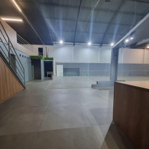 Pavilhão com 570m², no bairro Desvio Rizzo em Caxias do Sul para Alugar