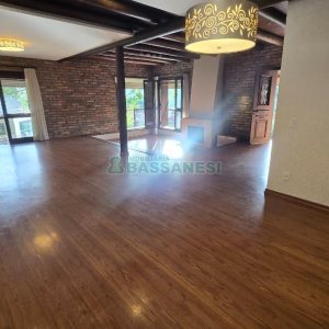 Casa com 300m², 3 dormitórios, 2 vagas, no bairro Linha 40 em Caxias do Sul para Comprar
