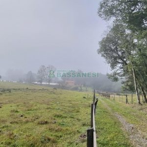 Chácara com 200m², 3 dormitórios, 1 vaga, no bairro Ana Rech em Caxias do Sul para Comprar