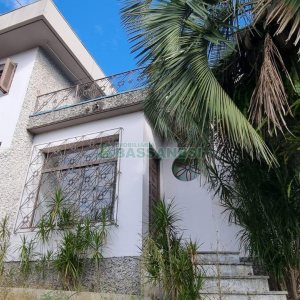 Casa com 287m², 5 dormitórios, 2 vagas, no bairro Kayser em Caxias do Sul para Comprar