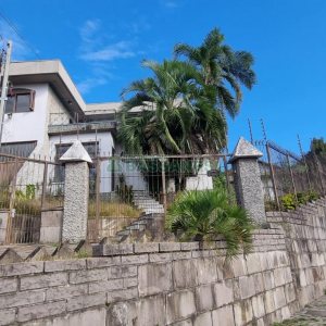 Casa com 287m², 5 dormitórios, 2 vagas, no bairro Kayser em Caxias do Sul para Comprar