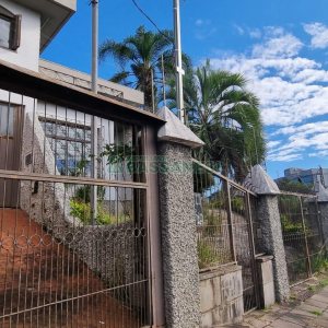 Casa com 287m², 5 dormitórios, 2 vagas, no bairro Kayser em Caxias do Sul para Comprar