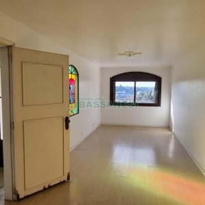 Casa com 287m², 5 dormitórios, 2 vagas, no bairro Kayser em Caxias do Sul para Comprar