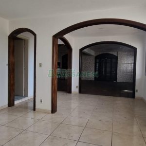 Casa com 287m², 5 dormitórios, 2 vagas, no bairro Kayser em Caxias do Sul para Comprar