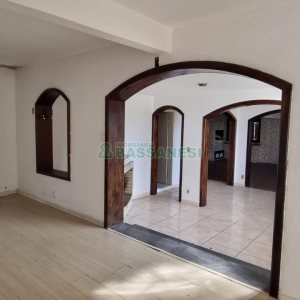 Casa com 287m², 5 dormitórios, 2 vagas, no bairro Kayser em Caxias do Sul para Comprar