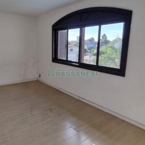 Casa com 287m², 5 dormitórios, 2 vagas, no bairro Kayser em Caxias do Sul para Comprar