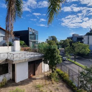 Casa com 287m², 5 dormitórios, 2 vagas, no bairro Kayser em Caxias do Sul para Comprar