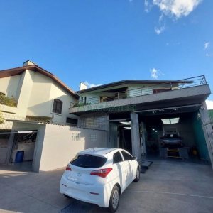 Casa com 405m², 3 dormitórios, 2 vagas, no bairro Cinqüentenário em Caxias do Sul para Comprar