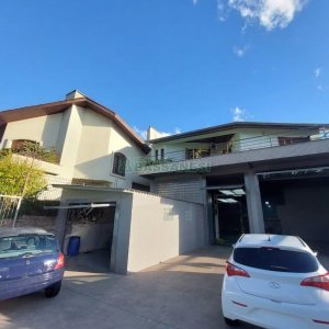 Casa com 405m², 3 dormitórios, 2 vagas, no bairro Cinqüentenário em Caxias do Sul para Comprar