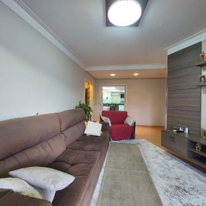 Casa com 405m², 3 dormitórios, 2 vagas, no bairro Cinqüentenário em Caxias do Sul para Comprar