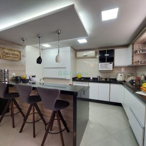 Casa com 405m², 3 dormitórios, 2 vagas, no bairro Cinqüentenário em Caxias do Sul para Comprar