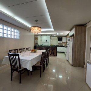 Casa com 405m², 3 dormitórios, 2 vagas, no bairro Cinqüentenário em Caxias do Sul para Comprar