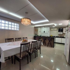 Casa com 405m², 3 dormitórios, 2 vagas, no bairro Cinqüentenário em Caxias do Sul para Comprar