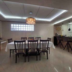 Casa com 405m², 3 dormitórios, 2 vagas, no bairro Cinqüentenário em Caxias do Sul para Comprar