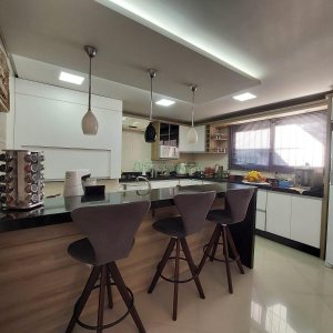 Casa com 405m², 3 dormitórios, 2 vagas, no bairro Cinqüentenário em Caxias do Sul para Comprar