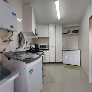 Casa com 405m², 3 dormitórios, 2 vagas, no bairro Cinqüentenário em Caxias do Sul para Comprar