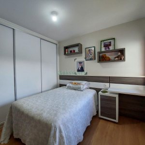 Casa com 405m², 3 dormitórios, 2 vagas, no bairro Cinqüentenário em Caxias do Sul para Comprar