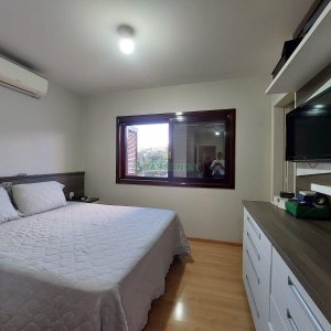 Casa com 405m², 3 dormitórios, 2 vagas, no bairro Cinqüentenário em Caxias do Sul para Comprar