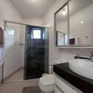 Casa com 405m², 3 dormitórios, 2 vagas, no bairro Cinqüentenário em Caxias do Sul para Comprar