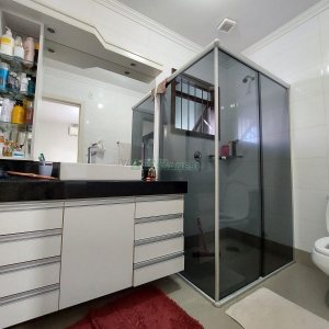 Casa com 405m², 3 dormitórios, 2 vagas, no bairro Cinqüentenário em Caxias do Sul para Comprar