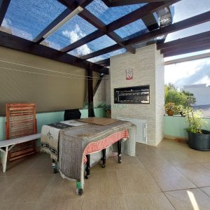 Casa com 405m², 3 dormitórios, 2 vagas, no bairro Cinqüentenário em Caxias do Sul para Comprar