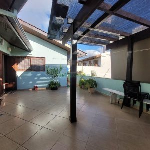 Casa com 405m², 3 dormitórios, 2 vagas, no bairro Cinqüentenário em Caxias do Sul para Comprar