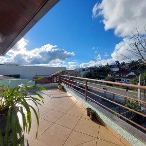 Casa com 405m², 3 dormitórios, 2 vagas, no bairro Cinqüentenário em Caxias do Sul para Comprar