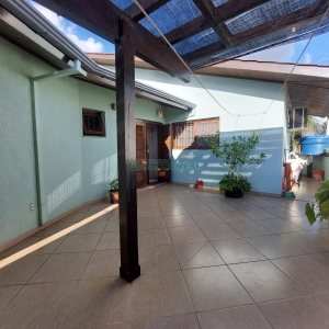 Casa com 405m², 3 dormitórios, 2 vagas, no bairro Cinqüentenário em Caxias do Sul para Comprar