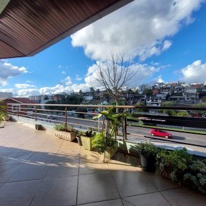 Casa com 405m², 3 dormitórios, 2 vagas, no bairro Cinqüentenário em Caxias do Sul para Comprar