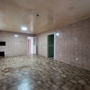 Casa com 220m², 4 dormitórios, 5 vagas, no bairro Panazzolo em Caxias do Sul para Comprar