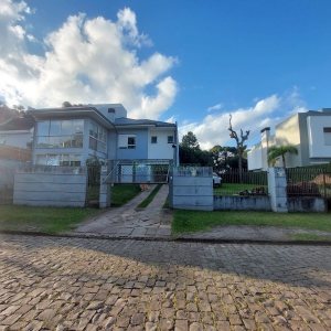 Casa com 420m², 4 dormitórios, 4 vagas, no bairro Interlagos em Caxias do Sul para Alugar