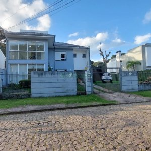 Casa com 420m², 4 dormitórios, 4 vagas, no bairro Interlagos em Caxias do Sul para Alugar