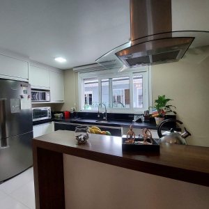 Casa com 420m², 4 dormitórios, 4 vagas, no bairro Interlagos em Caxias do Sul para Alugar