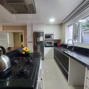 Casa com 420m², 4 dormitórios, 4 vagas, no bairro Interlagos em Caxias do Sul para Alugar
