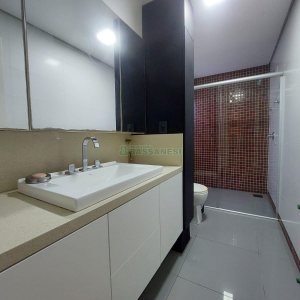 Casa com 420m², 4 dormitórios, 4 vagas, no bairro Interlagos em Caxias do Sul para Alugar