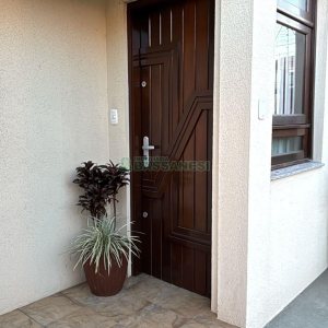 Casa com 170m², 3 dormitórios, 2 vagas, no bairro Kayser em Caxias do Sul para Alugar