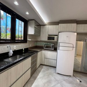 Casa com 170m², 3 dormitórios, 2 vagas, no bairro Kayser em Caxias do Sul para Alugar