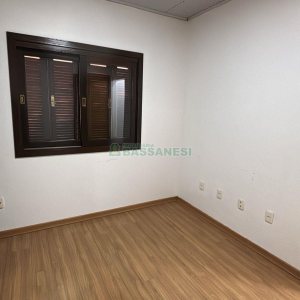 Casa com 170m², 3 dormitórios, 2 vagas, no bairro Kayser em Caxias do Sul para Alugar