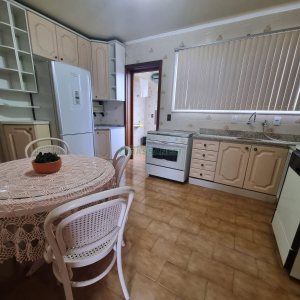 Apto Mobiliado com 80m², 2 dormitórios, 1 vaga, no bairro Centro em Caxias do Sul para Alugar