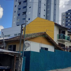 Casa com 144m², 2 dormitórios, 1 vaga, no bairro Diamantino em Caxias do Sul para Comprar
