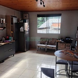 Casa com 144m², 2 dormitórios, 1 vaga, no bairro Diamantino em Caxias do Sul para Comprar