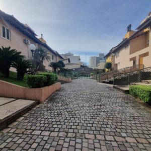 Casa Mobiliada com 440m², 3 dormitórios, 3 vagas, no bairro Jardelino Ramos em Caxias do Sul para Alugar