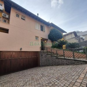 Casa Mobiliada com 440m², 3 dormitórios, 3 vagas, no bairro Jardelino Ramos em Caxias do Sul para Alugar