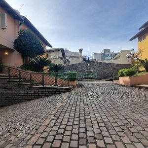 Casa Mobiliada com 440m², 3 dormitórios, 3 vagas, no bairro Jardelino Ramos em Caxias do Sul para Alugar