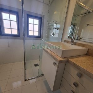 Casa Mobiliada com 440m², 3 dormitórios, 3 vagas, no bairro Jardelino Ramos em Caxias do Sul para Alugar